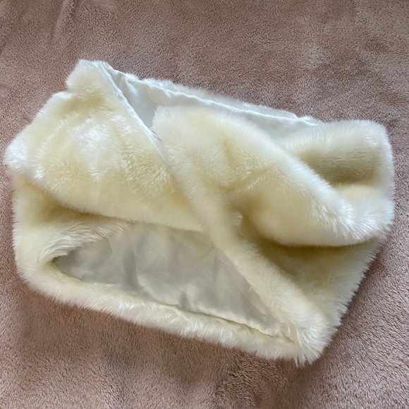 NWOT Topshop Faux Fur Infinity Scarf - white - Picture 3 of 6